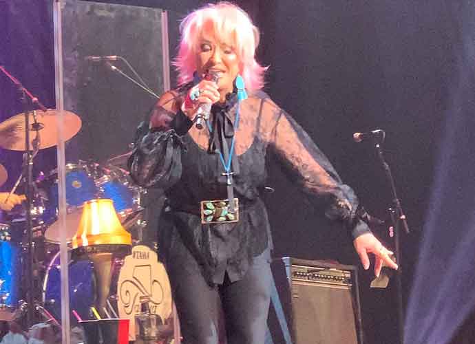 does tanya tucker still tour