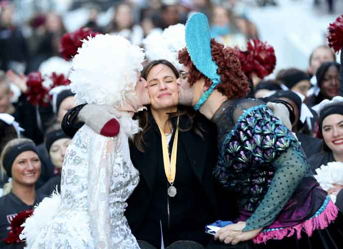 Jennifer Garner Receives Hasty Pudding Award At Harvard, Kissed By Drag Queens