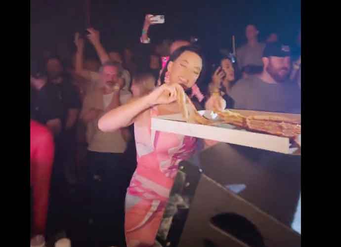 Hilarious Clip Of Katy Perry Tossing Pizza Slices Into Crowd Goes Viral