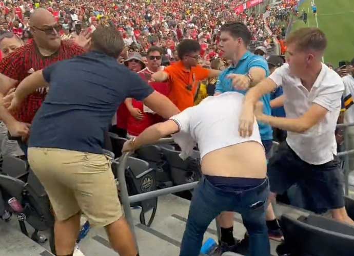 Arsenal & Manchester United Fans Fight At Metlife Stadium – Earbiting Was Not Off Limits