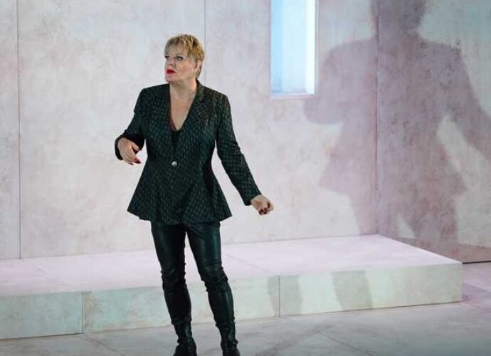 Eddie Izzard Performs Every Role In Spectacular One-Woman ‘Hamlet’