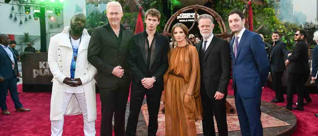 ‘Kingdom of the Apes’ Cast Get A Family Photo At The Film’s World Premiere