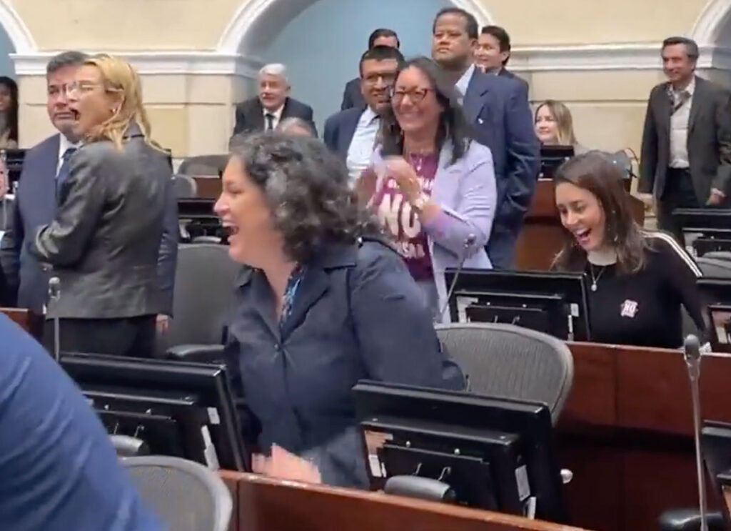 VIDEO: Legislators Cheer As Colombian Senate Approves Law Banning Child Marriage After 17-Year Campaign