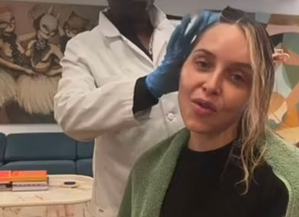 Jason Biggs’ Wife, Jenny Mollen, Sparks Outrage For Boarding Plane With Lice Infestation, Then Blaming Husband