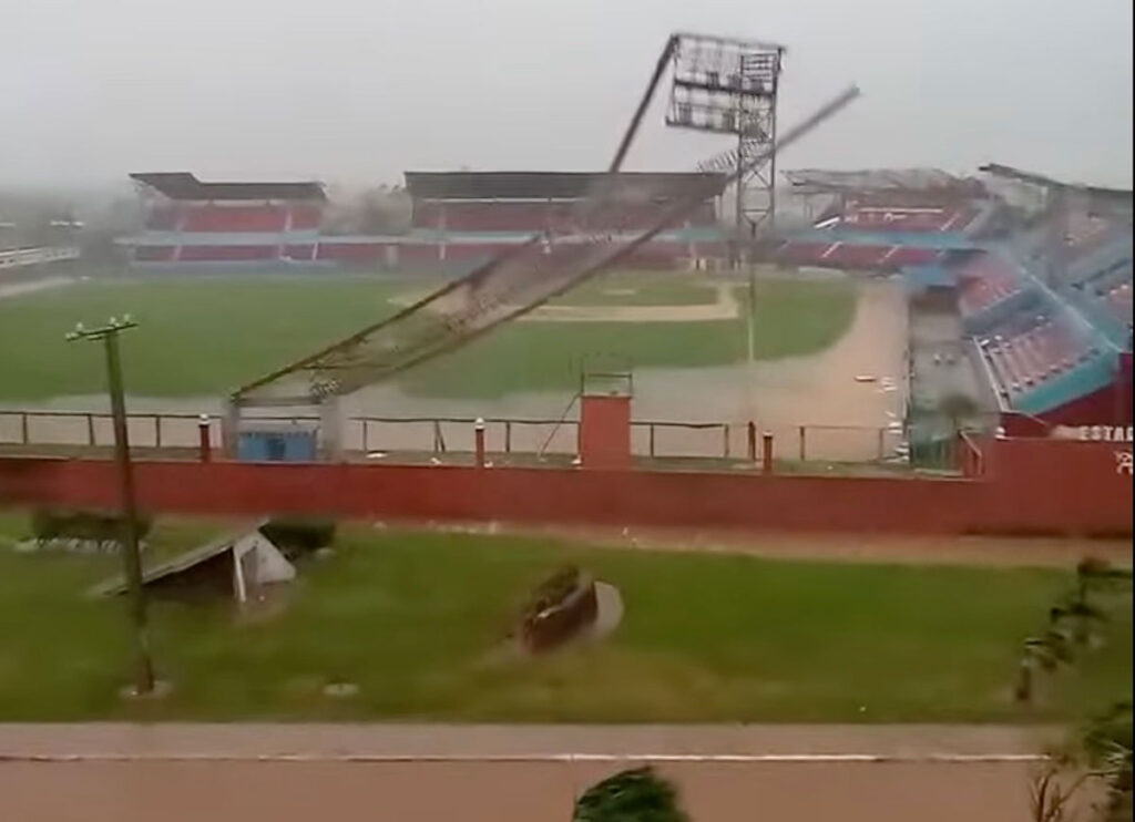 VIDEO: Hurricane Rafael Topples Stadium Floodlight Pylon Toppled in Cuba