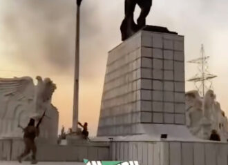 VIDEO: Syrian Rebels Remove Regime Flag From Aleppo Monument