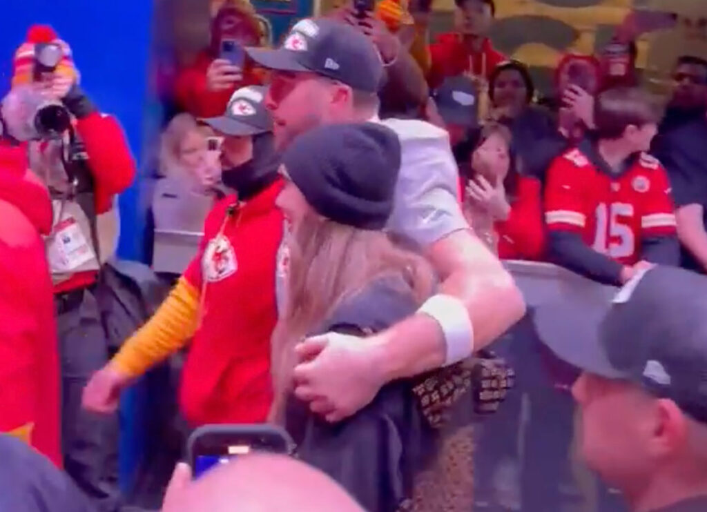 VIDEO: Fans Cheer Taylor Swift & Travis Kelce After Chiefs’ Playoff Win