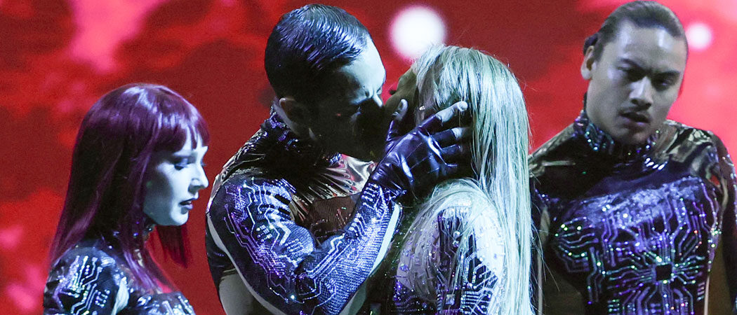 Fresh From Divorce From Ben Affleck, Jennifer Lopez Makes Out With Dancers During Her AMAs Opening Medley
