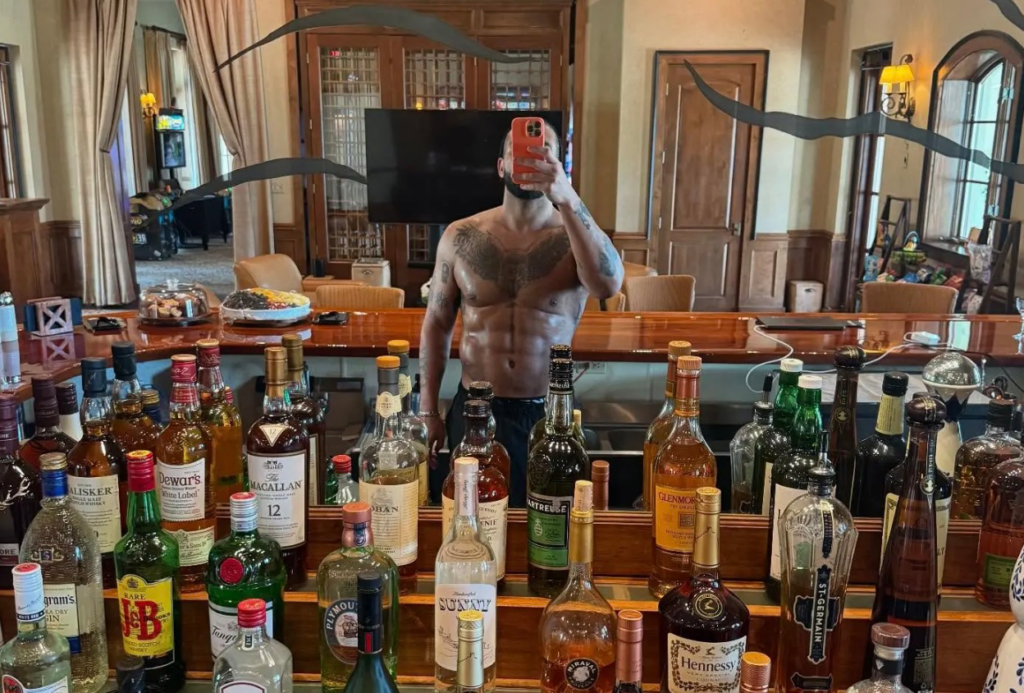 Drake Viciously Trolled By Fans Who Claim He Had ‘Plastic Surgery’ On Abs