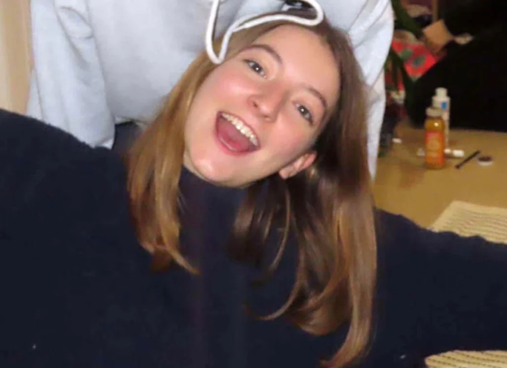 Prince William & Prince Harry’s Cousin, Rosie Roche, Found Dead At 20 With Gun Nearby