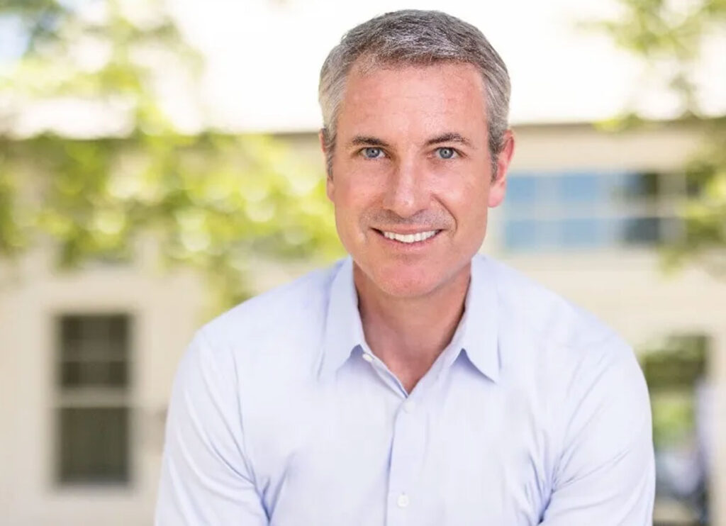 Astronomer CEO Andy Byron Resigns After Coldplay KissCam Exposes Tech CEO’s Affair With HR Head