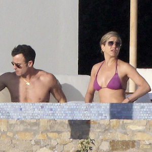 Jennifer Aniston & Fiance Justin Theroux Vacation In Mexico With Pals