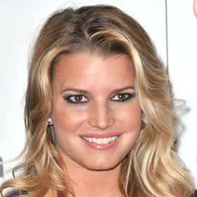 PHOTO: Jessica Simpson Shows Off Cleavage On Twitter