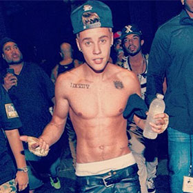 Justin Bieber Shows Off Six-Pack In Instagram Pics [Photos]