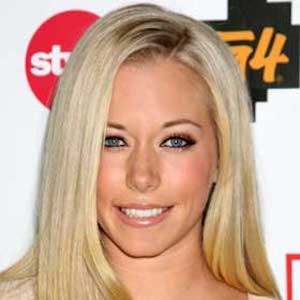 Kendra Wilkinson Meets With Divorce Lawyers